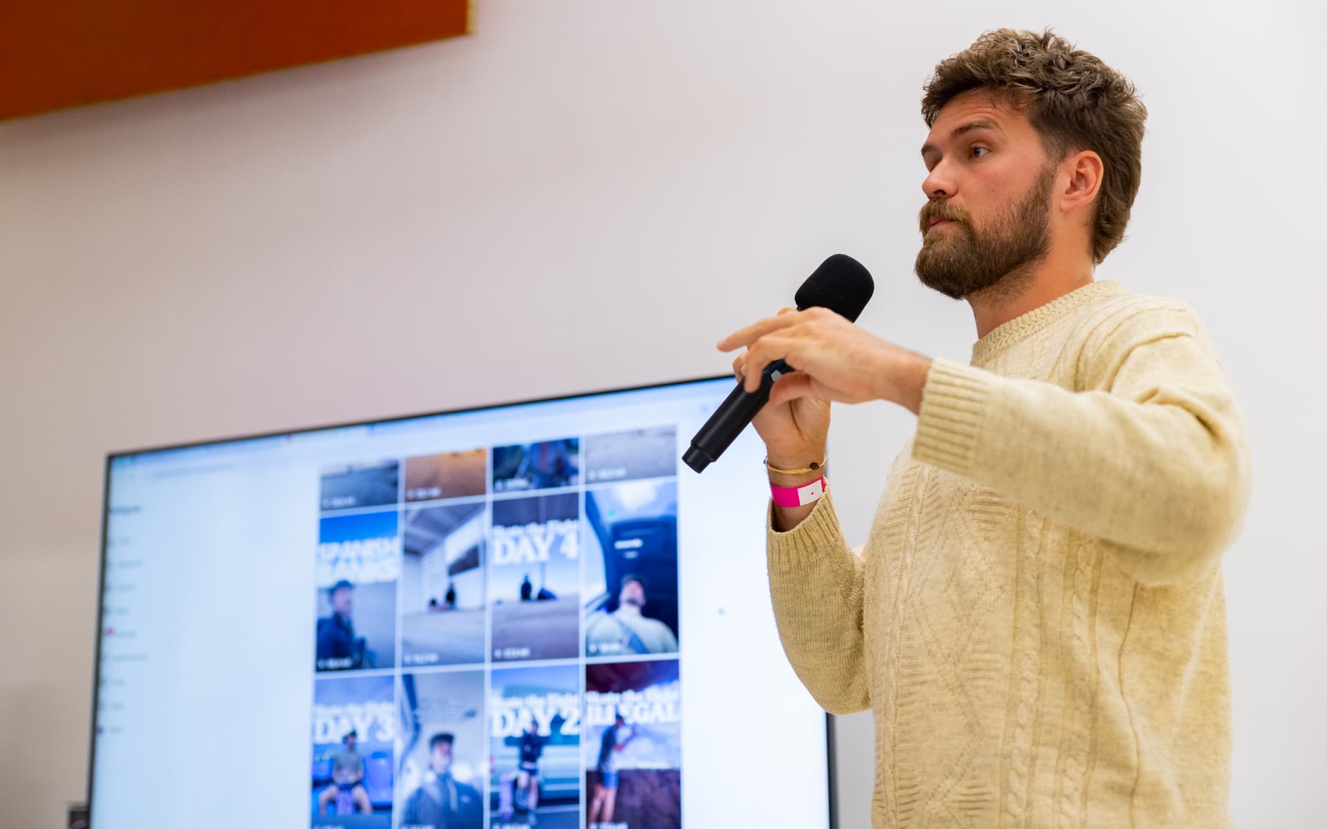 Tom speaking at a Guiris de Mierda community event